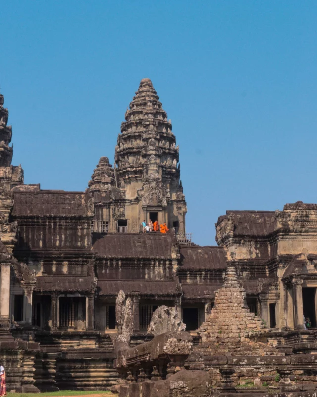 Comment visiter les temples d’Angkor, et combien ça coûte ? On vous dit tout ! 

Vous pouvez réserver vos billets en avance sur le site pour obtenir vos pass 1 jour ou 3 jours. Nous avions choisi le pass 3 jours pour visiter les 2 boucles sur 2 jours avec un tuk tuk privatisé. 🛺

Le parc est immense et nous vous recommandons d’y passer 2 jours pour visiter sereinement le site, sans vous presser. 2 jours nous paraissent suffisants car les temples se ressemblent, après en avoir vu une dizaine, on se lasse un peu. 😉 

Quelques infos pratiques : 
🛺 Vous pouvez réserver votre tuk tuk du jour 1 avec votre hôtel. Pour le jour 2, nous avions négocié avec un autre tuk tuk dans la rue, devant notre hotel, pour moins cher. 
2⃣ jours sont largement suffisants, selon nous, pour visiter le site. 
🤠 Privilégiez un jour par boucle pour ne pas trop courir
🌅 Pour fuir le monde, évitez le lever et coucher de soleil. Nous avons visité Angkor Wat à 10h et on était quasi seuls, c’était parfait. Au pire, si vous voulez vraiment votre photo souvenir avec le lever du soleil, revenez en tuk tuk le 3e jour juste pour ça. 

#angkorwat #angkortemples #cambodia #cambodge #tourdumonde #tdm #tourdumondiste #voyage #voyagevoyage #travel #asiedusudest #travelcouple