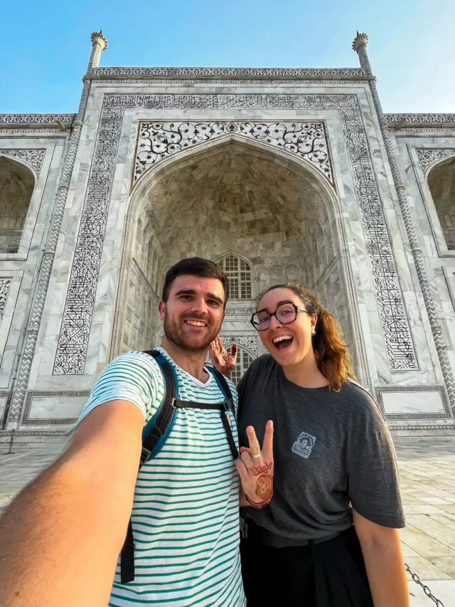 Présentement en train de vivre notre meilleure vie en Inde devant l'un des plus beaux monuments du monde. 🤗 🛺

#travel #travelcouple #voyage #tourdumonde #inde #india #tajmahal #traveltips #tdm #voyageurs